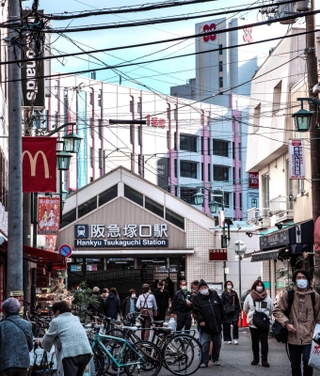 阪急塚口駅南側にそびえるさんさんタウン１、２番館（上）。活気のある街並みと調和している＝尼崎市塚口町１から（撮影・三津山朋彦）