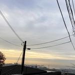 坂の上から見た海の光