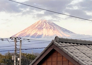 夕日に照らされる大みそかの富士山
