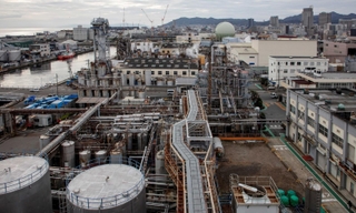 運河沿いに立地するミヨシ油脂神戸工場。蒸気や原料油を運ぶパイプが縦横にめぐる＝神戸市長田区苅藻通７