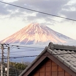 夕日に照らされる大みそかの富士山