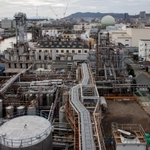運河沿いに立地するミヨシ油脂神戸工場。蒸気や原料油を運ぶパイプが縦横にめぐる＝神戸市長田区苅藻通７