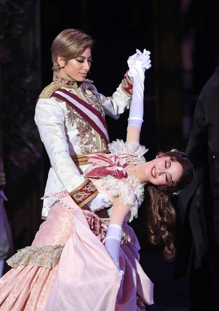 ルドルフを演じる花組トップの柚香光（左）と悲恋の相手を演じる星風まどか＝宝塚大劇場（撮影・小林良多）