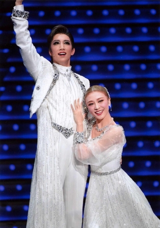 ジェームズ・ボンド（真風涼帆・左）とデルフィーヌ（潤花）＝宝塚大劇場（ｃ）宝塚歌劇団