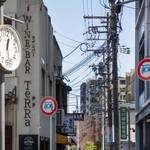 新しいビルが林立する阪急西宮北口駅付近にも昔の風情を残す一角がある。居酒屋が並び、人々が路地を行き交う＝西宮市高松町（撮影・三津山朋彦）