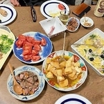 ある晩のまかない。レモンチキン、鶏肝のしょうゆ煮、いわしのマリネ（真喜子さん作）など