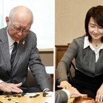 指導碁を受ける角和夫さん（左）と指南する吉田美香八段＝大阪市北区