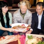 つる一（明石市）の焼鯛で「めで鯛！」＝２０２３年５月（写真提供・牧村英里子）