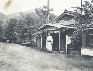 開業当初の青谷温泉（１９１９年の「神戸高等商業学校」卒業アルバムより。筆者提供）