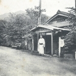 開業当初の青谷温泉（１９１９年の「神戸高等商業学校」卒業アルバムより。筆者提供）