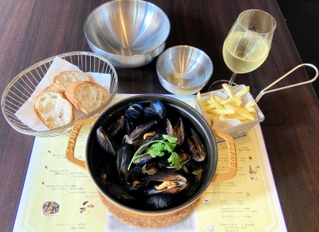 Ｌｅｓ Ｍｏｕｌｅｓの「シンプルな白ワイン蒸し」