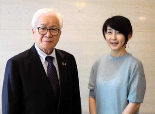 指導対局に臨んだ佐藤廣士さん（左）と吉田美香八段＝神戸市中央区御幸通８