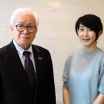 指導対局に臨んだ佐藤廣士さん（左）と吉田美香八段＝神戸市中央区御幸通８