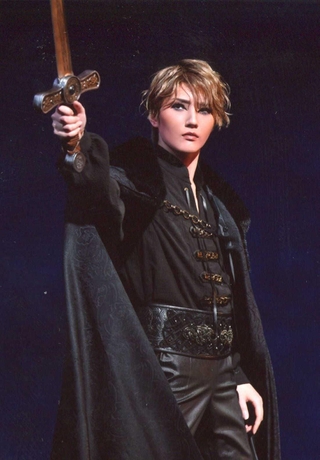 聖剣エクスカリバーを手にするアーサー（芹香斗亜）＝東京建物ＢｒｉｌｌｉａＨＡＬＬ（（ｃ）宝塚歌劇団）