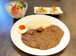 「とり焼き　紅屋」のじっくり煮込んだ辛口チキンカレー