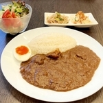 「とり焼き　紅屋」のじっくり煮込んだ辛口チキンカレー