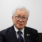 囲碁の楽しさを語る佐藤廣士さん＝神戸市中央区、神戸国際会館