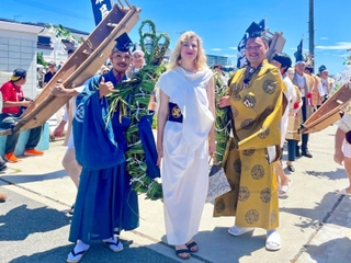 おしゃたか舟神事を見学し、氏子らと写真に収まるテルミン奏者のドリット・クライスラーさん（中央）＝明石市港町