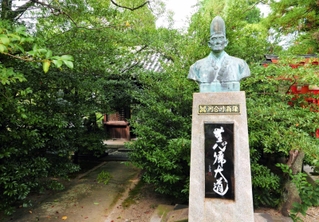 河合寸翁像。姫路神社境内の寸翁神社に建てられている＝姫路市本町