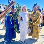おしゃたか舟神事を見学し、氏子らと写真に収まるテルミン奏者のドリット・クライスラーさん（中央）＝明石市港町
