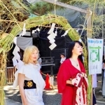 おしゃたか舟神事が行われた岩屋神社で茅の輪をくぐるテルミン奏者のドリット・クライスラーさん（左）とピアニストの牧村英里子さん＝明石市材木町