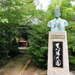 河合寸翁像。姫路神社境内の寸翁神社に建てられている＝姫路市本町