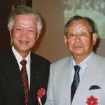 立命館大学関係者の交流は続き、後年、同大卒業生の元阪神監督、吉田義男さんと面会した筆者。大の阪神ファンでもあり、大喜び（２００５年）