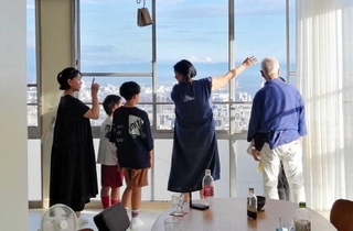 中野さん一家に説明している文子さん（中央、写真・増田寿史さん）