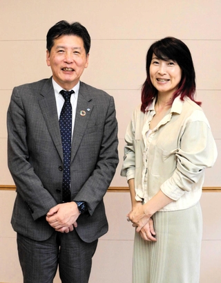 ３子局に臨んだ木滑和生さん（左）と吉田美香八段＝神戸市中央区脇浜町３