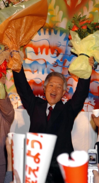 姫路市長当選が決まった瞬間の筆者＝２００３年４月２７日、姫路市内