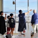中野さん一家に説明している文子さん（中央、写真・増田寿史さん）