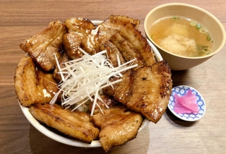 豚バラ丼。豚肉８枚の大盛（１０７８円）