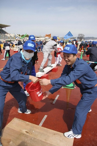 「まもりんピック姫路」の決勝大会でバケツリレーを競う参加者たち＝姫路市中地（２００９年３月８日）