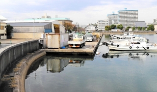 運河になった新川遊郭跡を東から西へ望む。右の建物は薬仙寺（いずれも筆者提供）