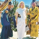 おしゃたか舟神事を見学し、氏子らと写真に納まるテルミン奏者のドリット・クライスラーさん（中央）＝明石市港町テルミン奏者ドリット・クライスラーさん