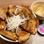 豚バラ丼。豚肉８枚の大盛（１０７８円）
