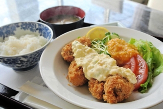 家庭料理居酒屋YURURIの「特大広島産牡蠣フライ定食」