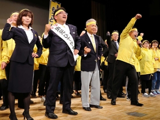 姫路市長選後半の総決起集会で石見利勝市長（当時、中央）と壇上に立つ清元秀泰氏（左から２人目）＝姫路市西延末、姫路市文化センター（２０１９年４月１８日）