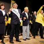 姫路市長選後半の総決起集会で石見利勝市長（当時、中央）と壇上に立つ清元秀泰氏（左から２人目）＝姫路市西延末、姫路市文化センター（２０１９年４月１８日）