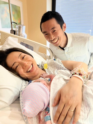 夫とともに、生まれたばかりの長女と