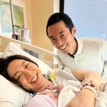 夫とともに、生まれたばかりの長女と