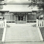 １９３３年、完成当時の原田神社本殿。左側に、今も土台が残る末社の一つが見える（筆者提供）