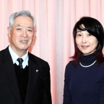 帝人元社長の長島徹さん（左）と吉田美香八段＝神戸市中央区、兵庫倶楽部