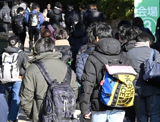 大人への坂道へ踏み出す。社会への第一歩（撮影・風斗雅博）