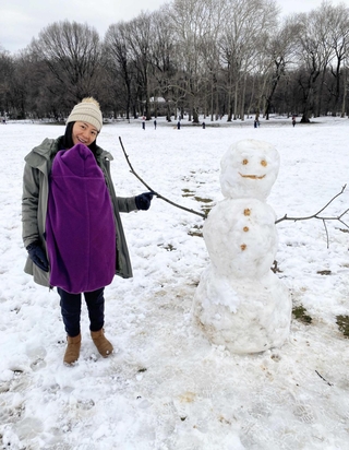 誰かが作った雪だるまと記念撮影
