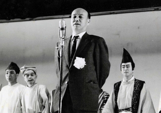 １９６３年の「姫山物語」初演後、舞台であいさつする椎名麟三