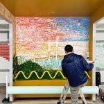 壁画を制作中の中野真典さん。今月も別の壁に描かれるそうです（撮影・内納耀平さん）
