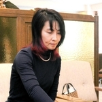 指導碁に臨む吉田美香八段＝神戸市中央区、兵庫倶楽部