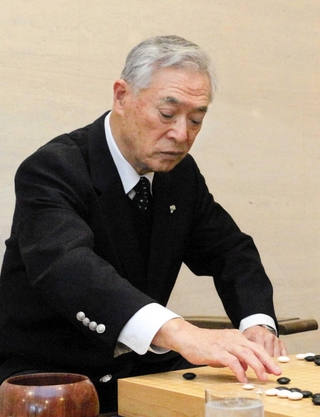 指導碁に臨む長島徹さん＝神戸市中央区、兵庫倶楽部