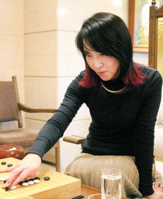 指導碁に臨む吉田美香八段＝神戸市中央区、兵庫倶楽部